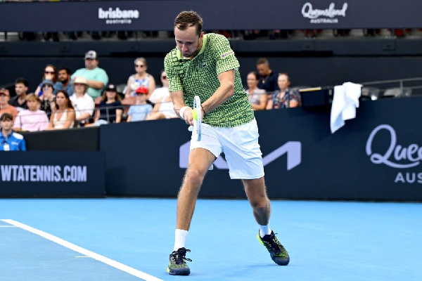 Россиянин Медведев в тяжелом матче вышел в полуфинал турнира ATP в Брисбене