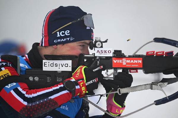 Норвежский биатлонист впервые завоевал медаль на этапе Кубка Мира