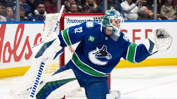 Конкурент белорусского вратаря в "Ванкувере" планирует остаться в команде