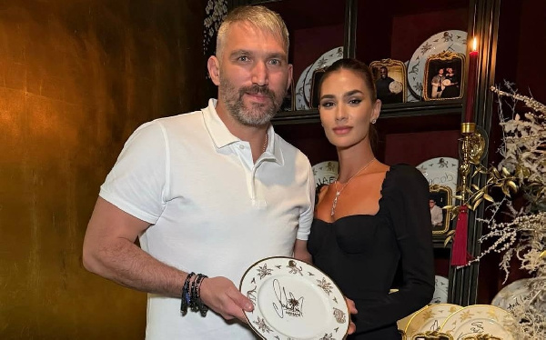 Овечкин оставил автограф на тарелке в одном из ресторанов Дубая 