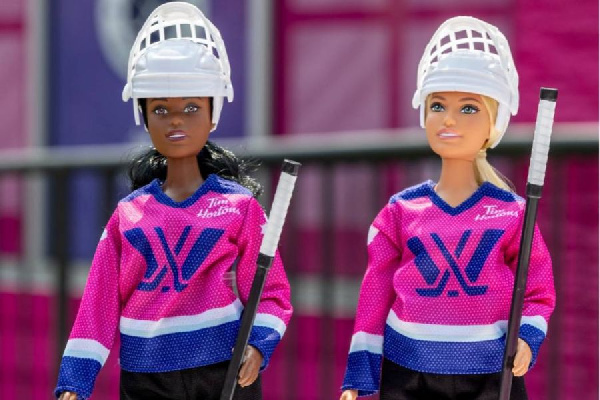 Barbie теперь играет в хоккей: коллаборация с Женской хоккейной лигой