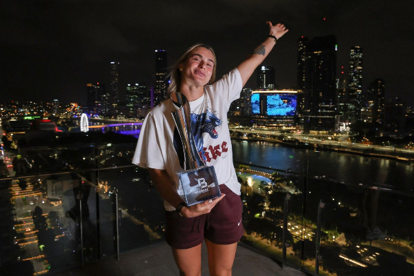 Арина Соболенко провела фотосессию с завоеванным в Брисбене трофеем — ФОТО