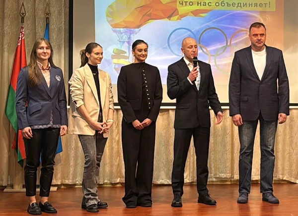 Алина Горносько, несмотря на сильнейший снегопад, пришла на юбилей родной школы