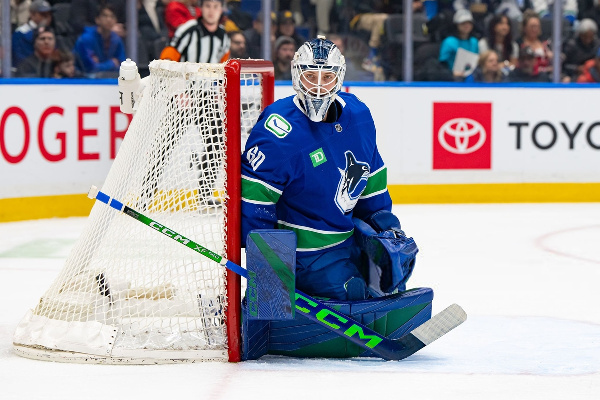 Белорусский вратарь "Ванкувера" Никита Толопило был признан третьей звездой дня НХЛ