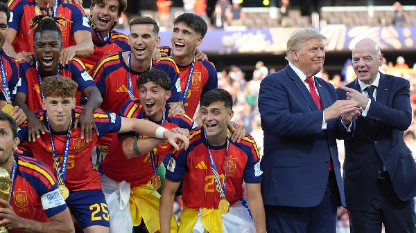 ФИФА вырезала Дональда Трампа с чемпионских фото сборной Испании