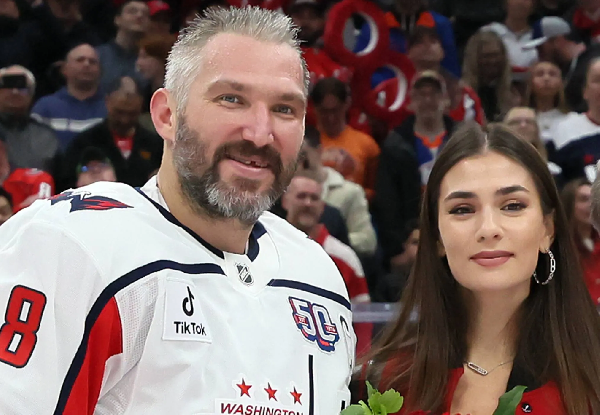 Овечкин во время Олимпиады отдыхает в Дубае и получает подарки