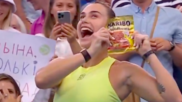 Соболенко решила сохранить сюрприз от фанатки в секрете: Видео