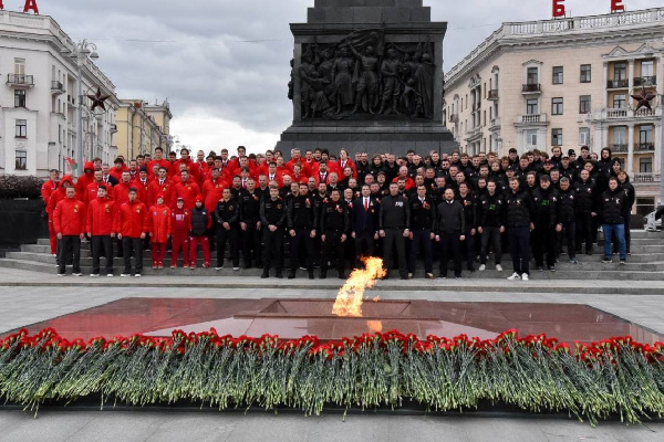 Представители "России 25" и сборных Беларуси разных возрастов возложили цветы в Минске
