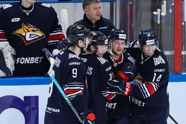 "Металлург" в третьем периоде перевернул ход матча против "Автомобилиста"