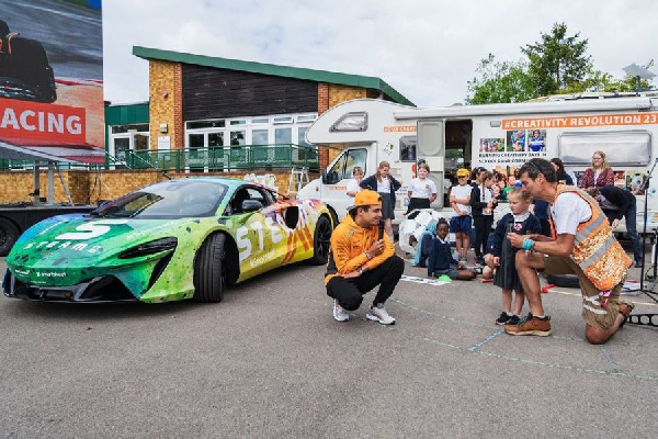 Опытные инженеры "McLaren" учили ребят строить летающие модели ракет