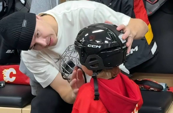 На коньках, но без клюшек: Шарангович проводит время с семьей на катке