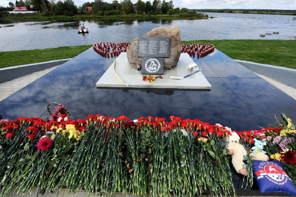 Хоккеисты "Локомотива" привезли Кубок Гагарина на место авиакатастрофы 2011 года