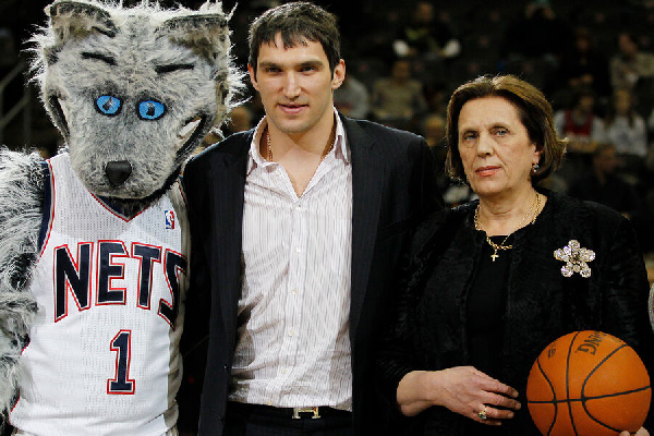 "Чего вы к Саше пристали?": Мама Овечкина высказалась о претензиях к Александру