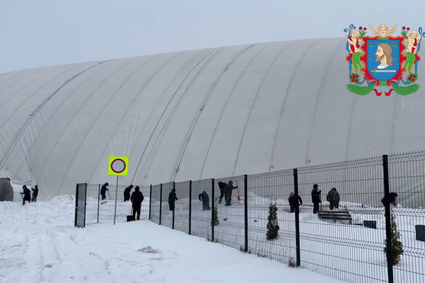 В Витебске от снегопада пострадал футбольный манеж — ВИДЕО