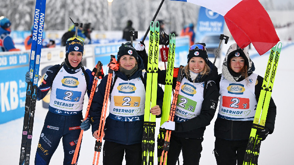 Сборная Франции со скандальной биатлонисткой выиграла эстафету Кубка мира по биатлону