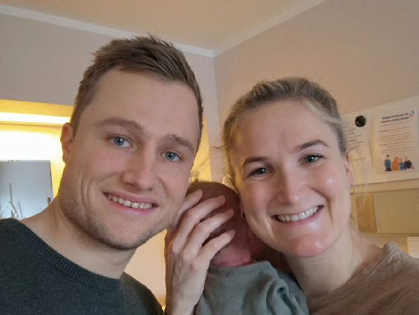 Жена биатлонного тренера, сражающего с онкологией, сообщила о беременности