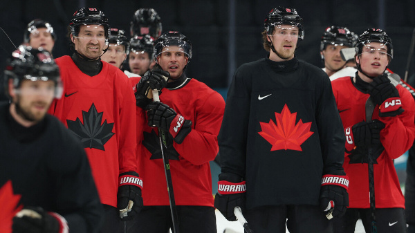 Хоккеисты сборной Канады проехали на метро во время Олимпиады в Милане