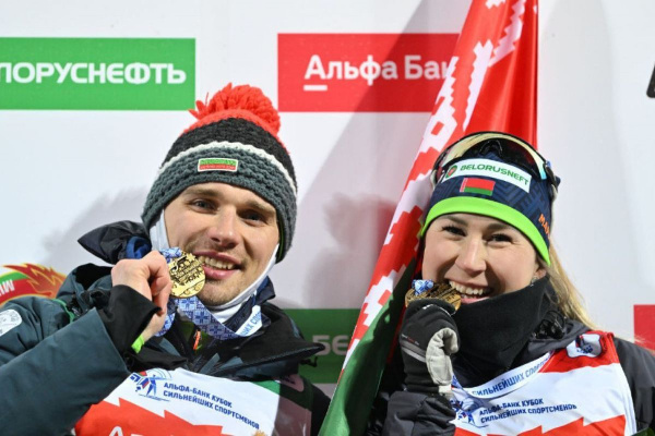 Появились новогодние открытки со Смольскими: Купили бы?