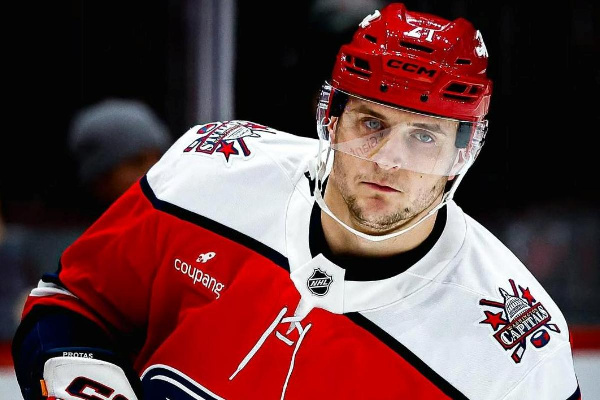 Белорус Протас готовится выйти на лёд в матче против "Баффало"