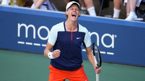 Синнер отдал первый сет, но все равно вышел во второй раунд US Open