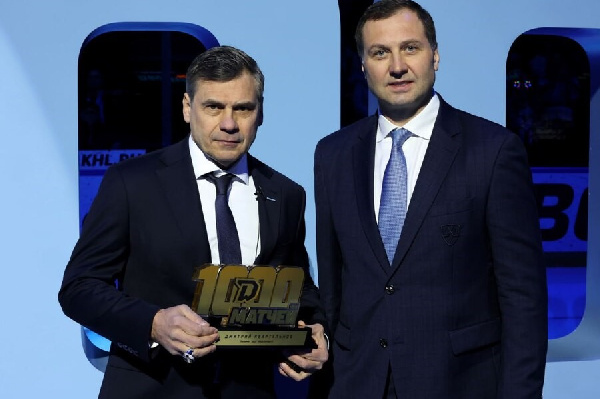 В КХЛ показали детали перстня, подаренного Квартальнову за 1000 матчей в Лиге
