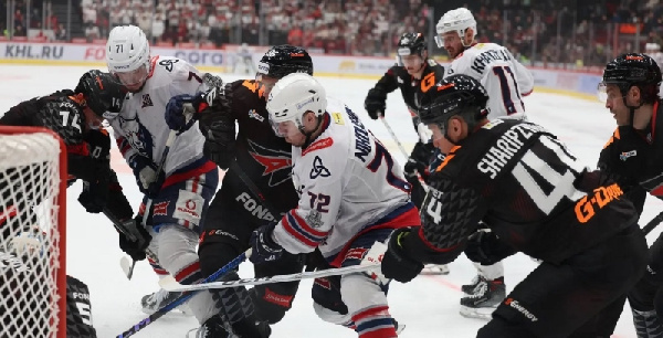 "Нефтехимик" за 4 часа вырвал победу у "Авангарда" во втором матче плей-офф Кубка Гагарина
