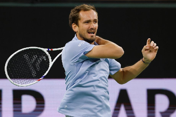 Медведев вышел в полуфинал турнира АТР-1000 в Индиан-Уэллсе, где его ждет Алькарас