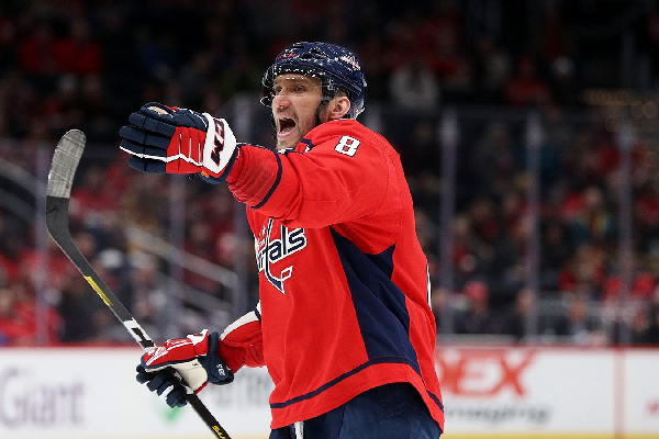 Александр Овечкин забросил "Далласу": сколько шайб осталось до рекорда Уэйна Гретцки?