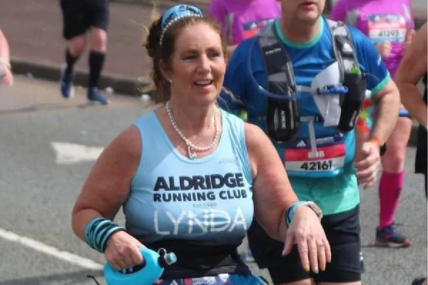 55-летняя бегунья Элмор в одночасье стала популярной, после того, как финишировала в марафоне, получив травму по ходу дистанции
