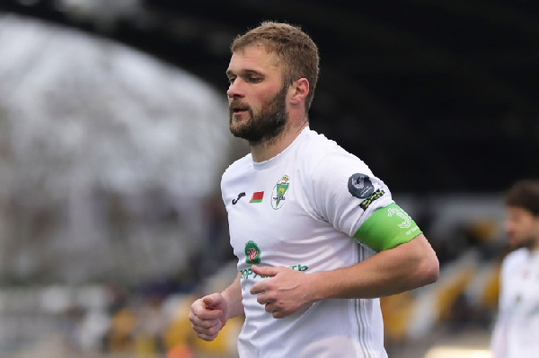 Опытный защитник продлил контракт с клубом высшей лиги