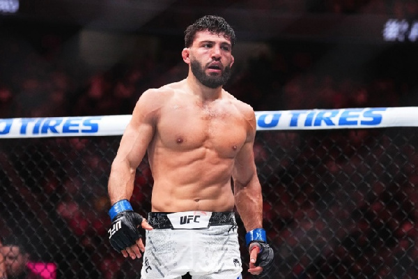 Царукян объяснил, почему снялся с чемпионского боя против Махачева