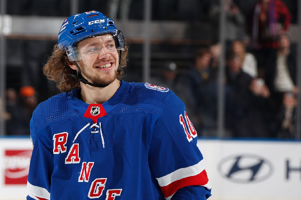 Артемий Панарин выкупил свой игровой номер у маскота нового клуба