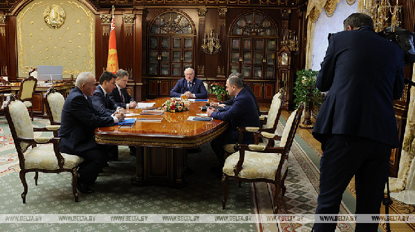 "Там же делить нечего". Лукашенко высказался о конфликте между министром спорта и туризма и руководителем Дома футбола