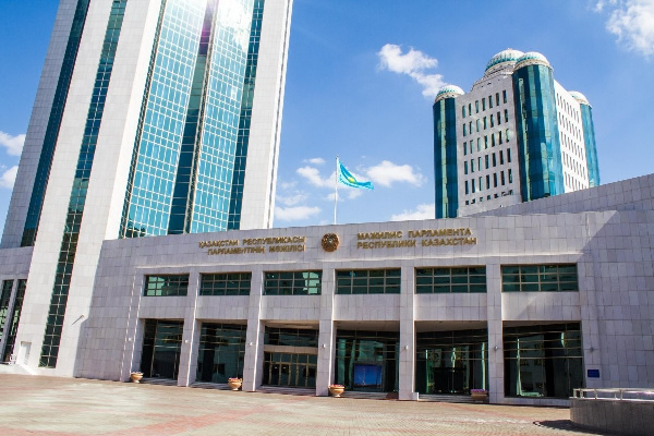 В Казахстане приняли закон, ограничивающий финансирование для легионеров