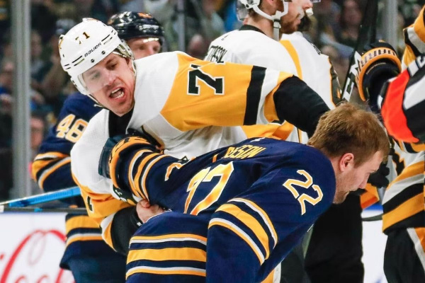 НХЛ: Евгений Малкин был удален до конца матча за удар клюшкой по лицу — ВИДЕО