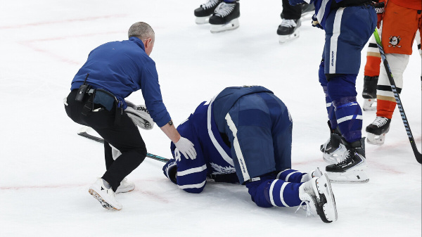Лидер клуба НХЛ перенес операцию на колене и выбыл до конца сезона