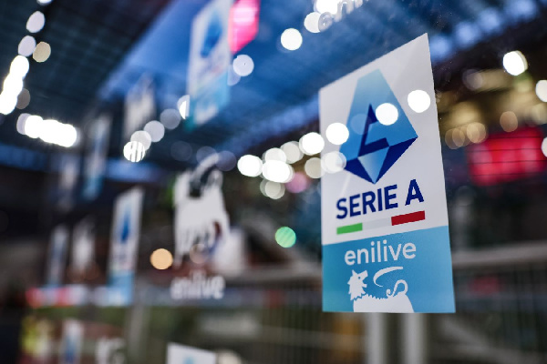 В Италии жена ударила мужа ножом после его криков в адрес арбитра в матче "Наполи"