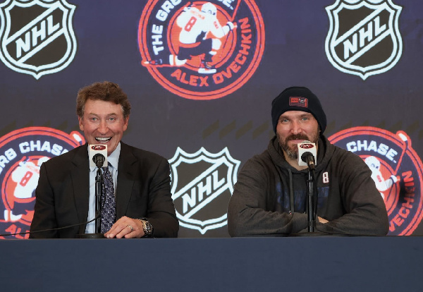 Гретцки повеселила выходка вратаря "Сент-Луиса" с шайбой Овечкина