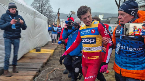 11-кратный олимпийский чемпион получил сотрясение мозга после падения в гонке