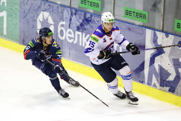 "Металлург" упустил перевес в две шайбы, но одолел "Локомотив" по буллитам