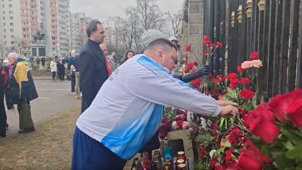 Общая боль. Представители спортивной общественности Беларуси возложили цветы к посольству России