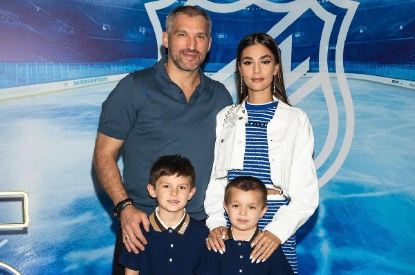 Рождественские развлечения: сыновья Овечкина смастерили пряничные домики 