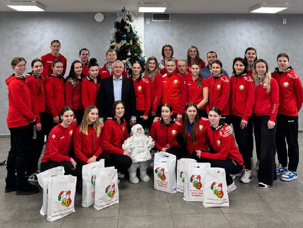 Председатель БФГ Владимир Коноплёв поздравил женскую сборную Беларуси с Новым годом