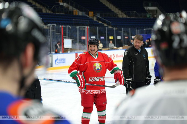 Стало известно, что Лукашенко подарил хоккеистам и тренерам "Динамо"
