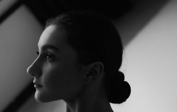 Черно-белый лебедь: гимнастка Алина Горносько поделилась кадрами с фотосессии 