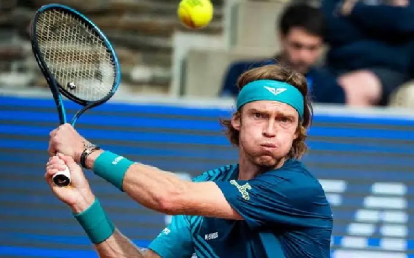 Россиянин Андрей Рублев уверенно вышел в 1/4 финала турнира в Португалии