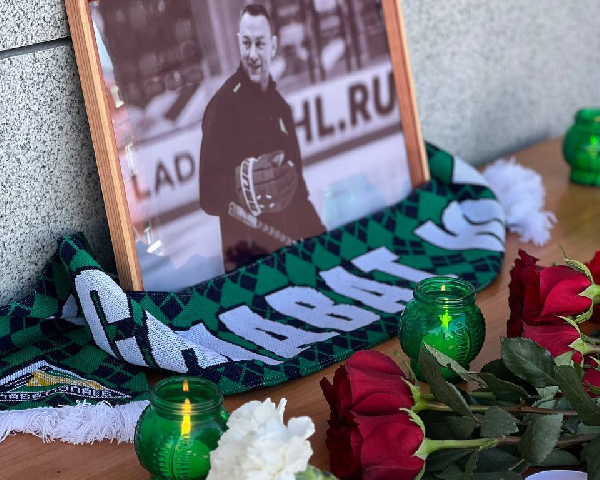 Болельщики в Уфе начали приносить цветы к арене, где последние годы трудился Константин Кольцов