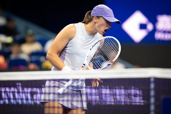 Швёнтек одолела Рыбакину на выставочном турнире в Шэньчжэне