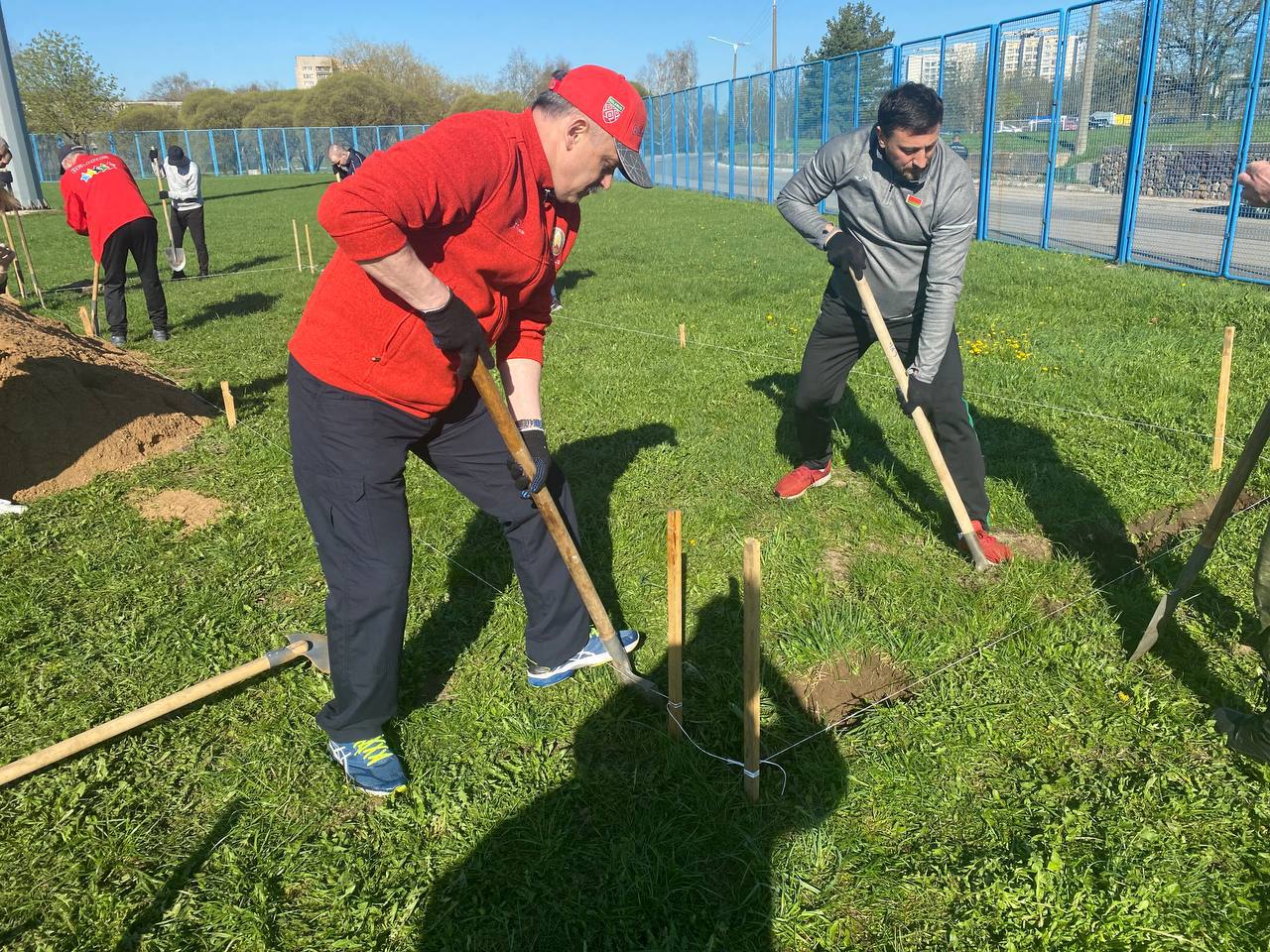 Министр спорта Сергей Ковальчук принимает участие в Республиканском субботнике