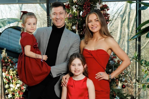 Праздничный фэмили лук: как Левандовски провел Рождество?